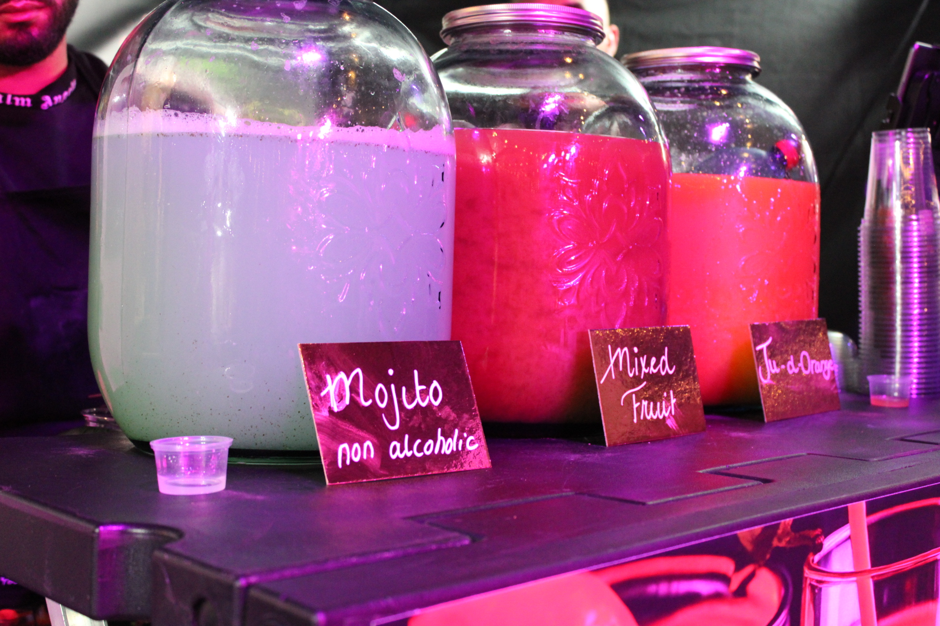 Vers geperste mango sap van Dubai Fruit n Juice